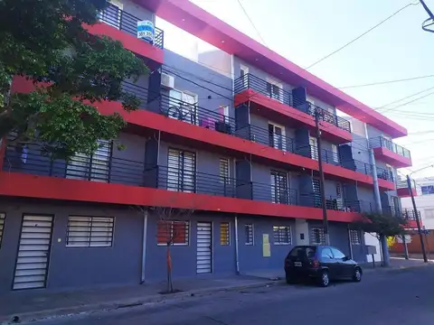 DEPARTAMENTO CON BALCÓN EN BARRIO SAN MARTÍN DESOCUPADO