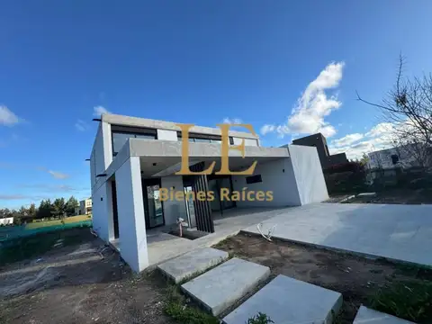 Casa en Venta con 4 cocheras