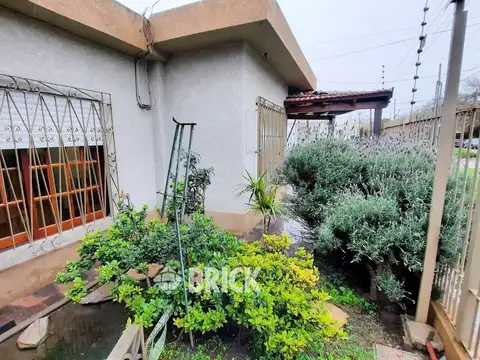GRAN LOTE EN ESQUINA DE 391 M2 TOTALES - HOY DOS LOCALES   CASA DE 4 AMBIENTES