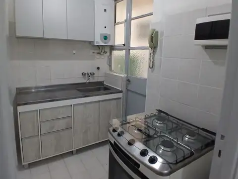 Excelente Dpto. 2 amb. en PB con patio. Luminoso.  Con vista a jardín. Refaccionado a nuevo