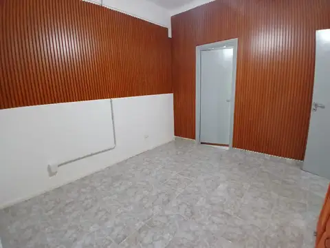Excelente Dpto. 2 amb. en PB con patio. Luminoso.  Con vista a jardín. Refaccionado a nuevo