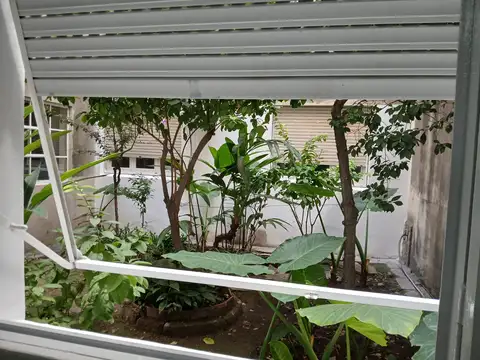 Excelente Dpto. 2 amb. en PB con patio. Luminoso.  Con vista a jardín. Refaccionado a nuevo