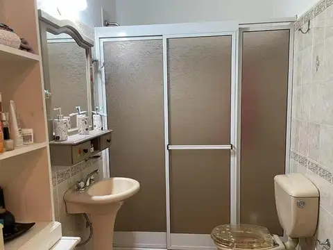 Casa 3 dormitorios con 2 deptos en zona centro