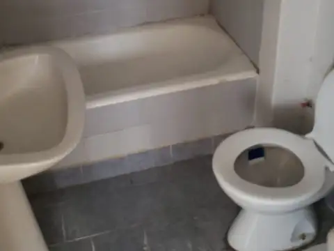 Departamento de un dormitorio con ventilacion cruzada, cocina separada