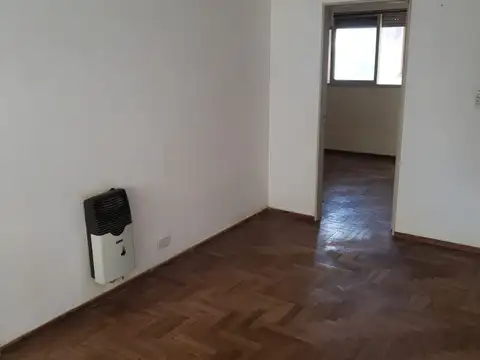 Departamento de un dormitorio con ventilacion cruzada, cocina separada
