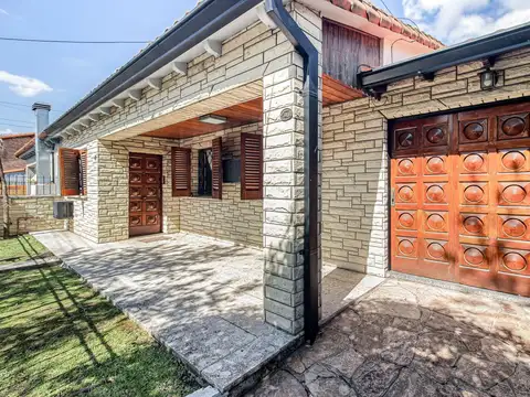 Venta de Amplia casa de 4 ambientes con patio jardín y cochera cubierta