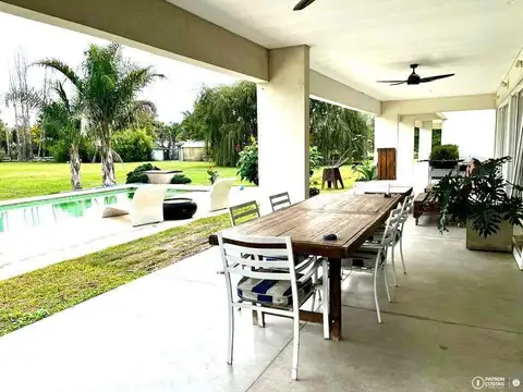 Casa en Alquiler con 2 cocheras