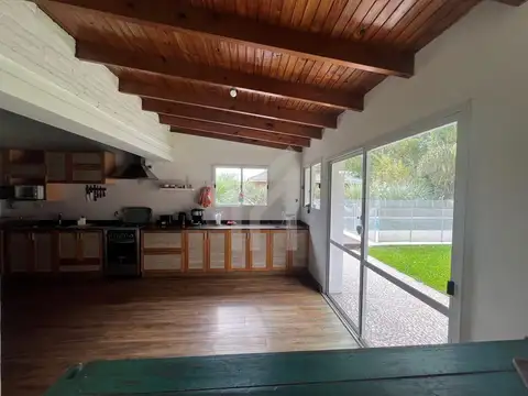 CASA EN ALQUILER EN  BOCA RATON -  TRES DORMITORIOS - QUINCHO - JARDIN - PILETA