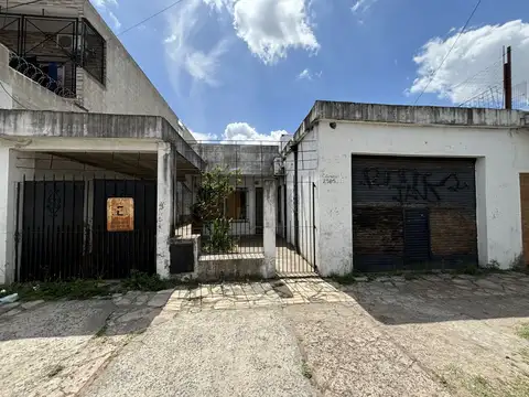 Casa 2 dormitorios con local al frente