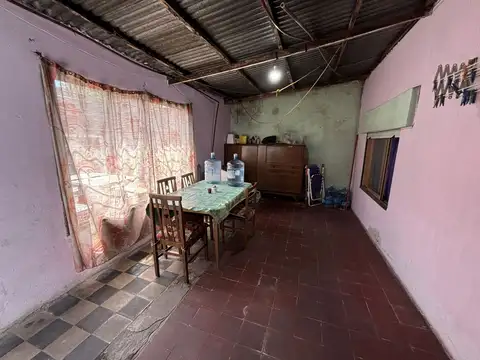 Casa 2 dormitorios con local al frente