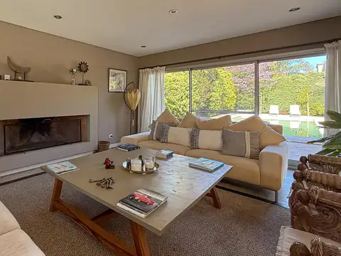 Casa en Venta con 3 cocheras