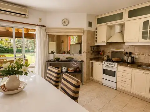 Casa en Venta con 2 cocheras