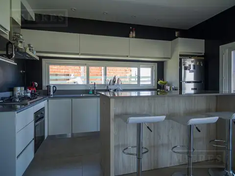 Casa 6 ambientes con 3 baños