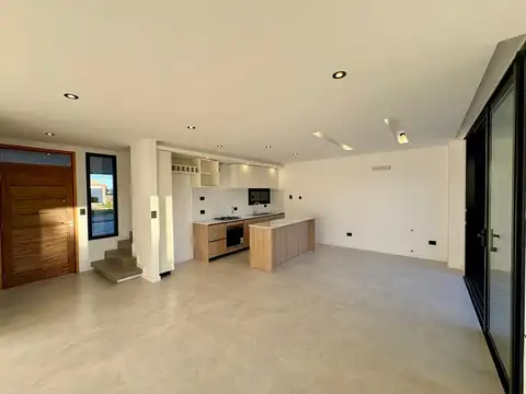 Casa 4 ambientes con 2 baños