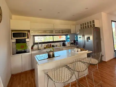 Casa 5 ambientes con 3 baños