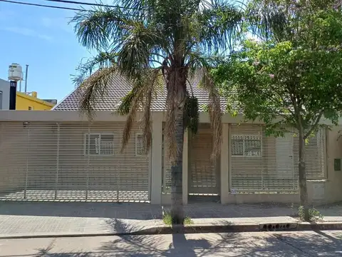 SE VENDE CASA DE 4 DORMITORIOS - B° ESCOBAR