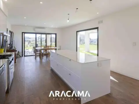 Casa 5 ambientes con 3 baños