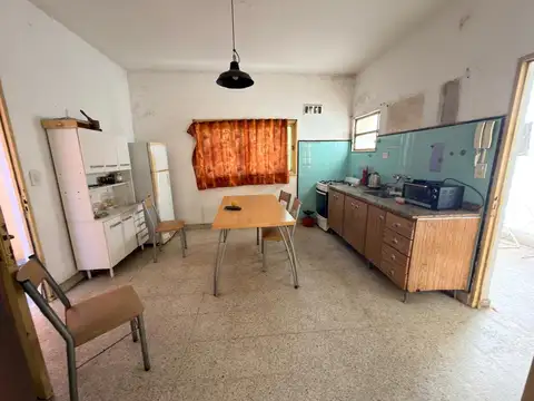 Casa en venta en Monte Castro a reciclar con 38mts de fondo