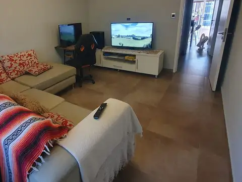 Hermosa Casa 3 ambientes con jardín y quincho