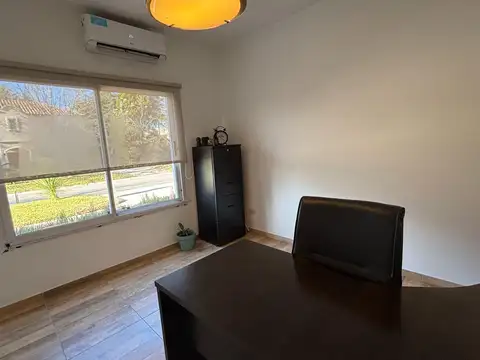 Casa en Alquiler con 2 cocheras