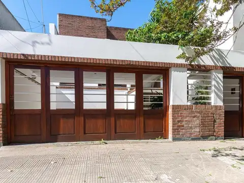 Casa en venta apto banco - calle 10 entre 522 y 523 Tolosa - 3 dormitorios + departamento.