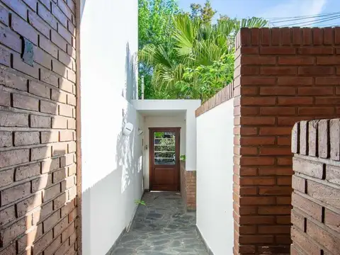 Casa en venta apto banco - calle 10 entre 522 y 523 Tolosa - 3 dormitorios + departamento.