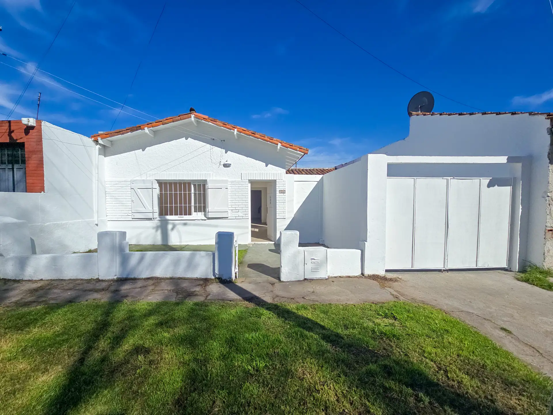 Casa 3 amb. con entrada p/auto, garage y patio- Las Avenidas