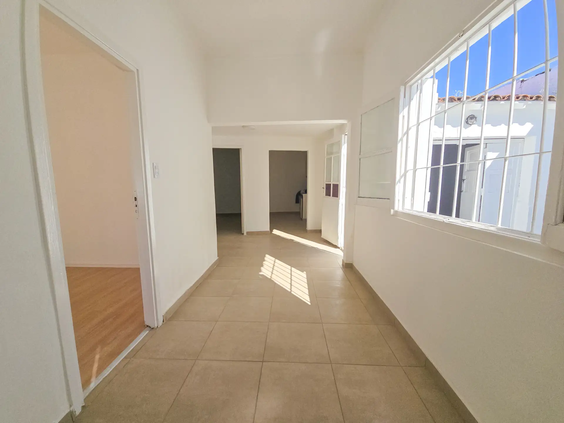 Casa 3 amb. con entrada p/auto, garage y patio- Las Avenidas