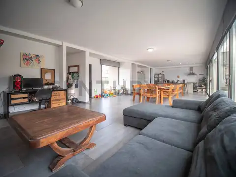 Casa en Venta en Villa Elisa, USD 260.000