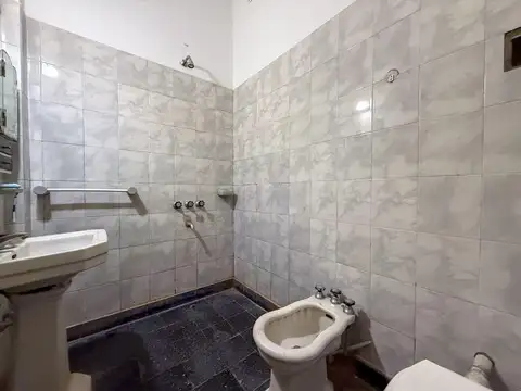 Casa 7 ambientes con 2 baños