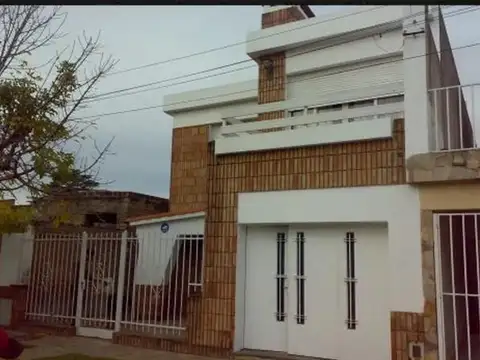 VENTA - Casa de 3 dormitorios en Villa Gobernador Galvez.