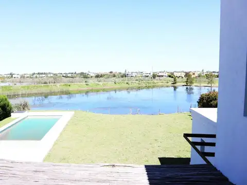 Casa con vista al lago en San Gabriel.