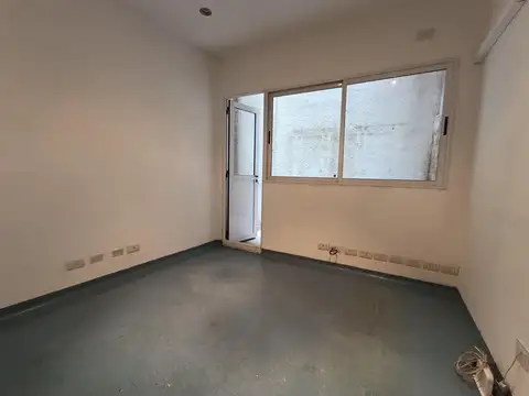 Oficina En Planta Baja Con Patio – Ideal Uso Consultorio