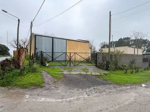 CASA EN VENTA CON GRAN GALPON ZONA LA ELENA
