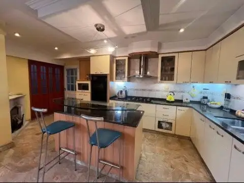 Casa 6 ambientes con 5 baños