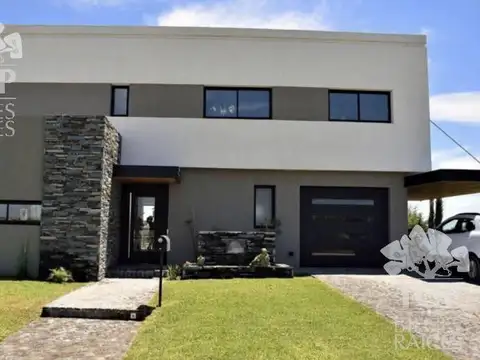Casa en Venta con 2 cocheras