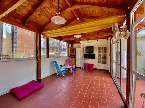 Casa en Planta Alta con Quincho y Parrillero - Centro