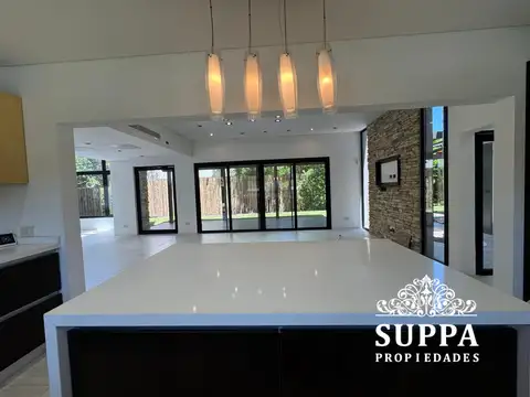 Casa 7 ambientes con 4 baños