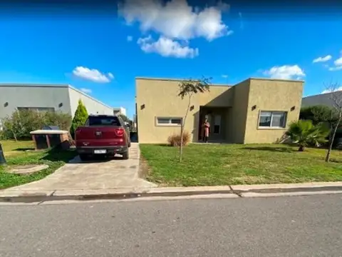 HERMOSA CASA EN VENTA,  BARRIO SAN RAMON, PILAR DEL ESTE