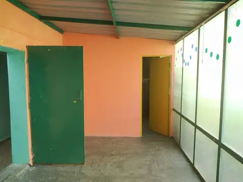 Casa 9 ambientes con 2 baños