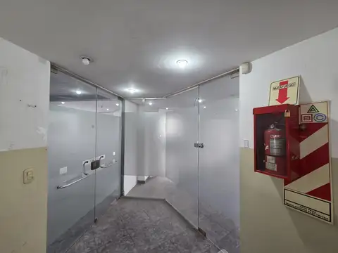 Oficina 6 ambientes con 4 baños