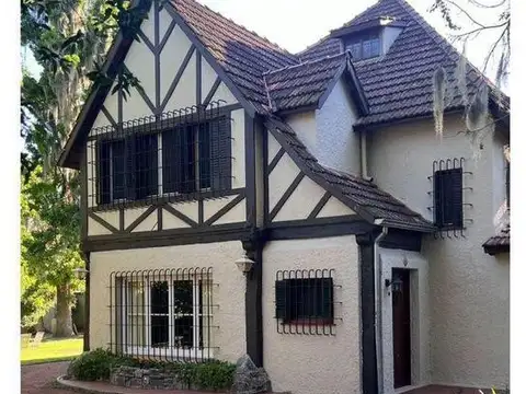 Imponente casa de dos plantas en barrio La Florida - Rosario