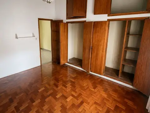 Casa en Alquiler con 1 cochera