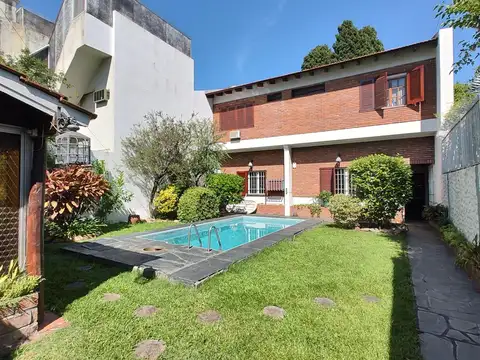 VENTA - CASA INTERNA C/PILETA, PARQUE Y QUINCHO! BANFIELD