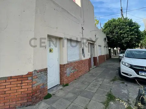 VENTA DE CASA EN ESQUINA 4 AMBIENTES CON  LOCALES A RE