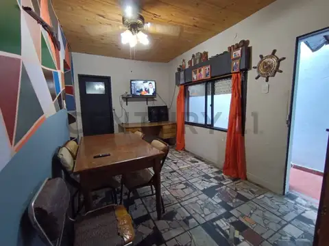 VENTA DE CASA EN ESQUINA 4 AMBIENTES CON  LOCALES A RE