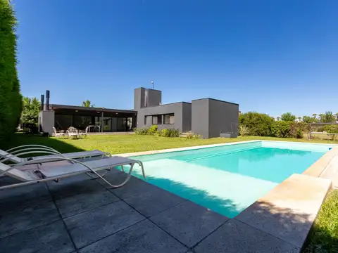 VENTA/PERMUTA - Casa de 3 dormitorios. Puerto Roldán.