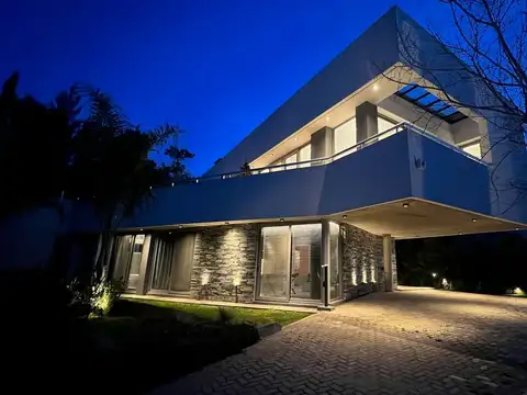 Venta casa diseño en Bo Nautico El Cazal Escobar