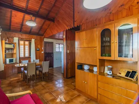 Casa 4 ambientes con 2 baños