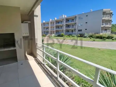 VENTA DEPARTAMENTO 2 AMBIENTES CON BALCON ATERRAZADO CON PARRILLA Y COCHERA FIJA CUBIERTA - COMPLEJO